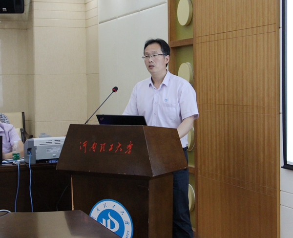张长森代表学位点作汇报_副本.jpg 张长森代表学位点作汇报_副本.jpg
