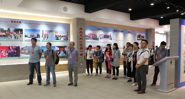 参观村史党建展览馆.jpg 参观村史党建展览馆.jpg