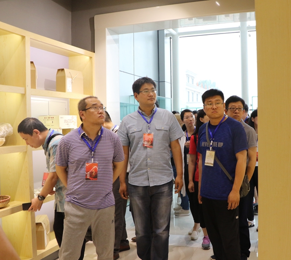 参观跨境电商展览馆.jpg 参观跨境电商展览馆.jpg